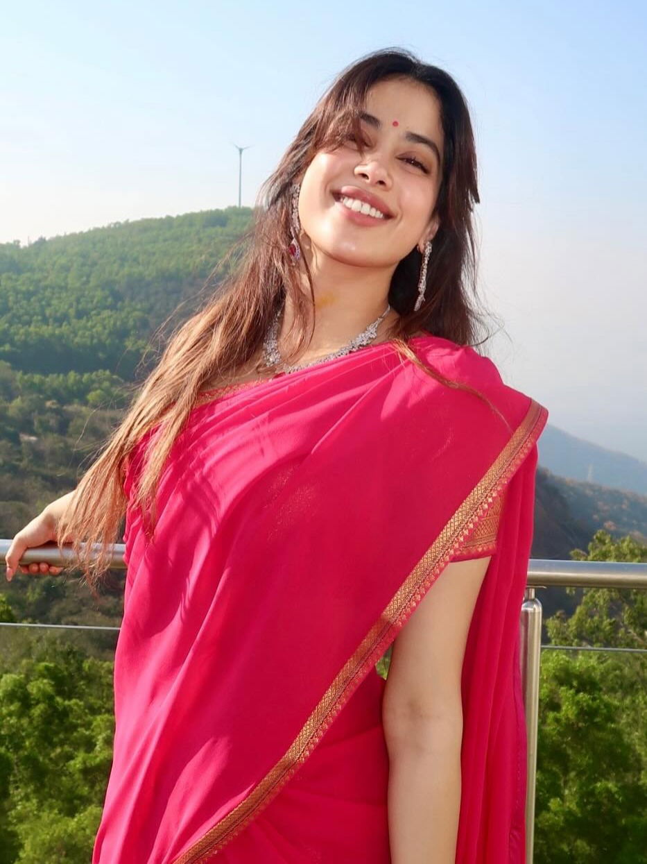 Janhvi Kapoor का अनोखा Birthday, 11 KM पैदल चलकर तिरुपति मंदिर पहुंचीं एक्ट्रेस - Hindi News | Janhvi Kapoor का अनोखा Birthday, 11 KM पैदल चलकर तिरुपति मंदिर पहुंचीं एक्ट्रेस | Latest Photos at Lokmatnews.in