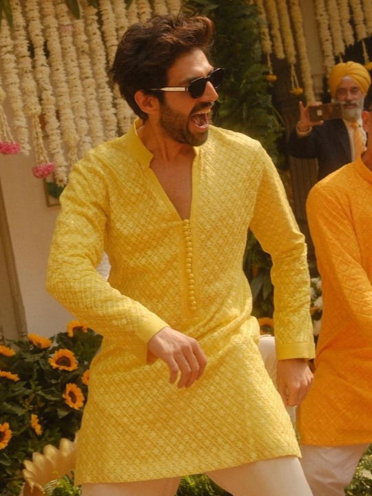 कार्तिक आर्यन की बहन की हल्दी सेरेमनी - Hindi News | कार्तिक आर्यन की बहन की हल्दी सेरेमनी | Latest Photos at Lokmatnews.in