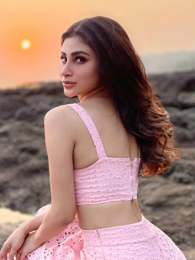 मौनी रॉय का ग्लैमरस अंदाज, सनसेट पॉइंट पर बिताए सुकून के पल... - Hindi News | मौनी रॉय का ग्लैमरस अंदाज, सनसेट पॉइंट पर बिताए सुकून के पल... | Latest Photos at Lokmatnews.in